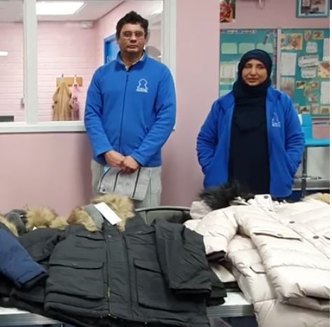 خیریه اسلامی در«لستر»  انگلیس لباس های گرم به دانش آموزان نیازمند اهدا کرد 