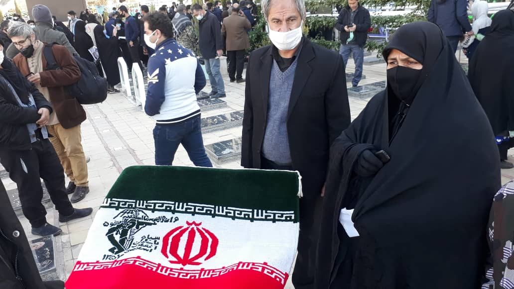 قالیچه منقش به پرچم ایران توسط بافنده آن از مزار شهید سلیمانی تقدیم مقام معظم رهبری شد