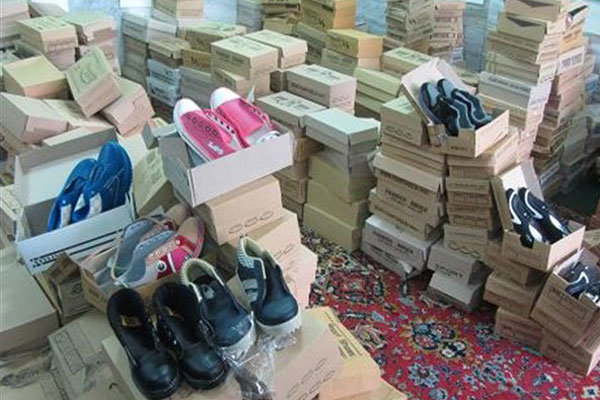 تهیه و توزیع تعداد۳۰۰ جفت کفش و بسته لوازم التحریر برای دانش ‌آموزان محروم