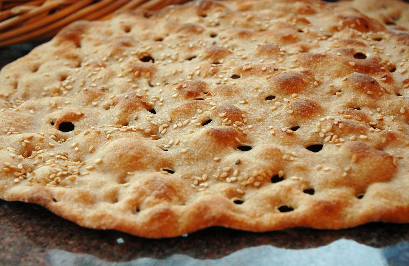 توزیع بیش از یک هزار قرص نان سنگک به همت کانون «طریق الشهدا» شیراز