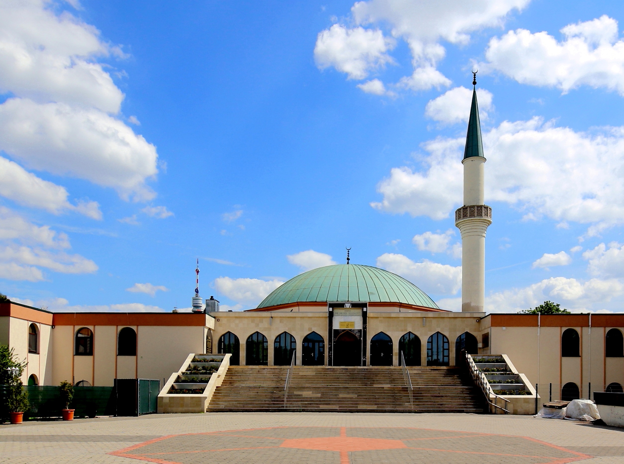 مرکز اسلامی «وین»، محل آشنایی غیرمسلمانان با دین مبین اسلام 