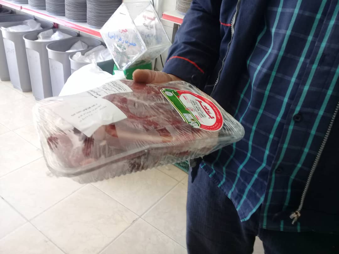 توزیع ۲۸ بسته گوشت نذری بین نیازمندان مارکده ای توسط کانون «نیکان»