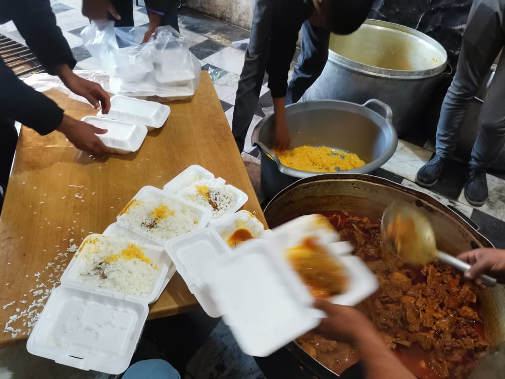 تهیه و توزیع روزانه ۲۵۰۰ پرس غذای گرم بین زلزله زدگان سی سختی