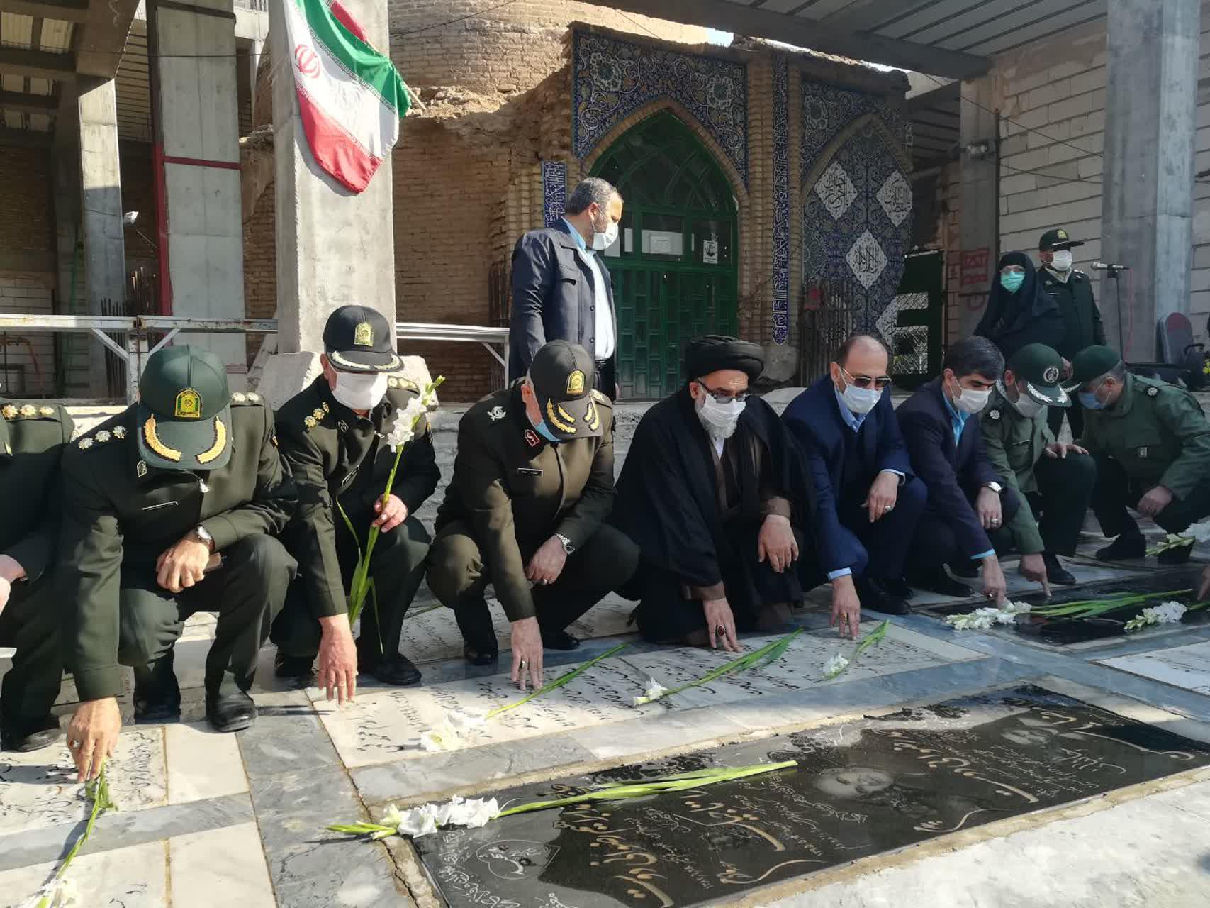 آیین عطر افشانی مزار شهدا در چهل و دومین سالگرد پیروزی انقلاب اسلامی در ورامین
