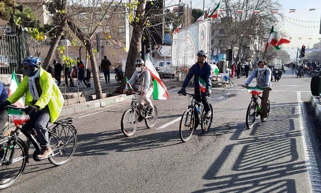 فجر ۴۲ / از نمایش ادوات جنگی  تا حضور دوچرخه سوارن در جشن انقلاب + تصاویر