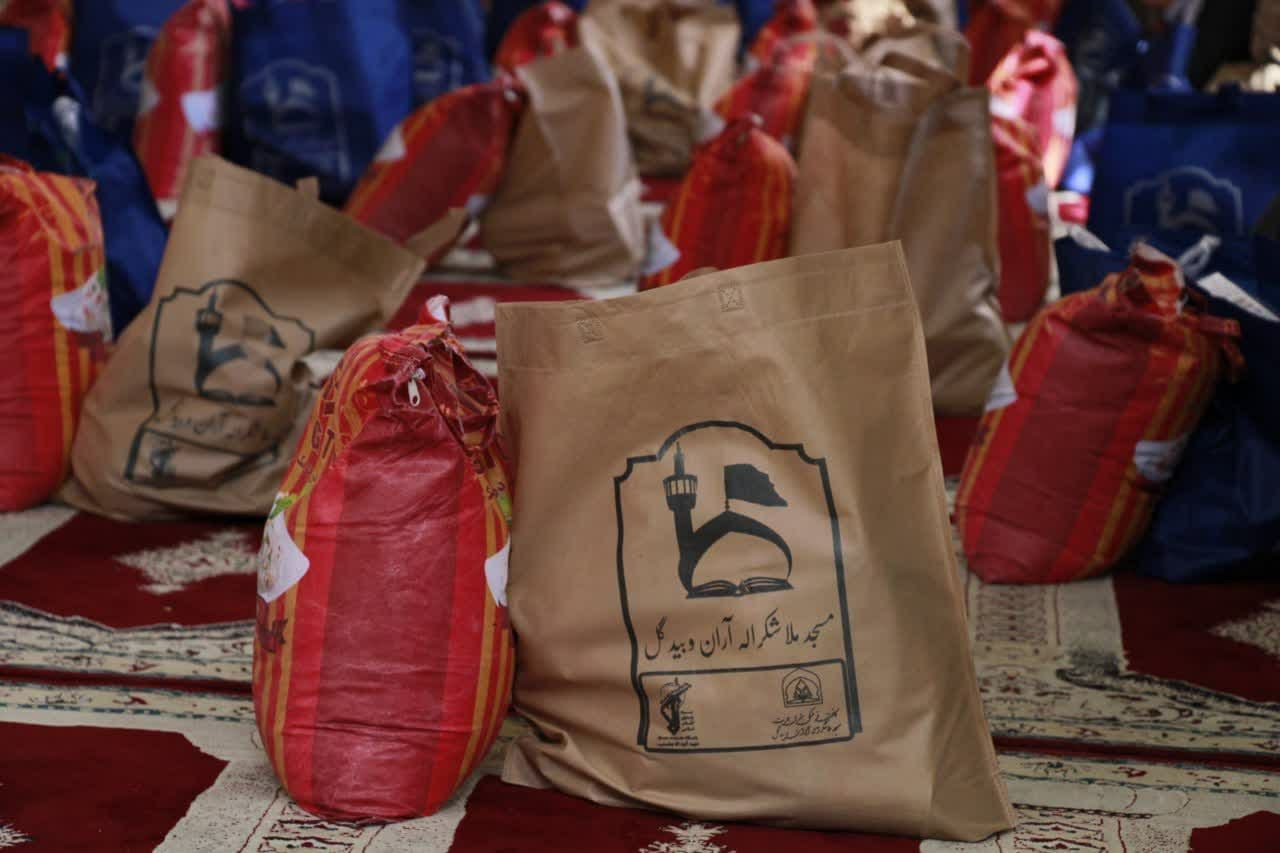 توزیع ۸۰ بسته معیشتی و بهداشتی کانون «مشکات الرضا (ع)» میان خانواده های نیازمند روستایی  