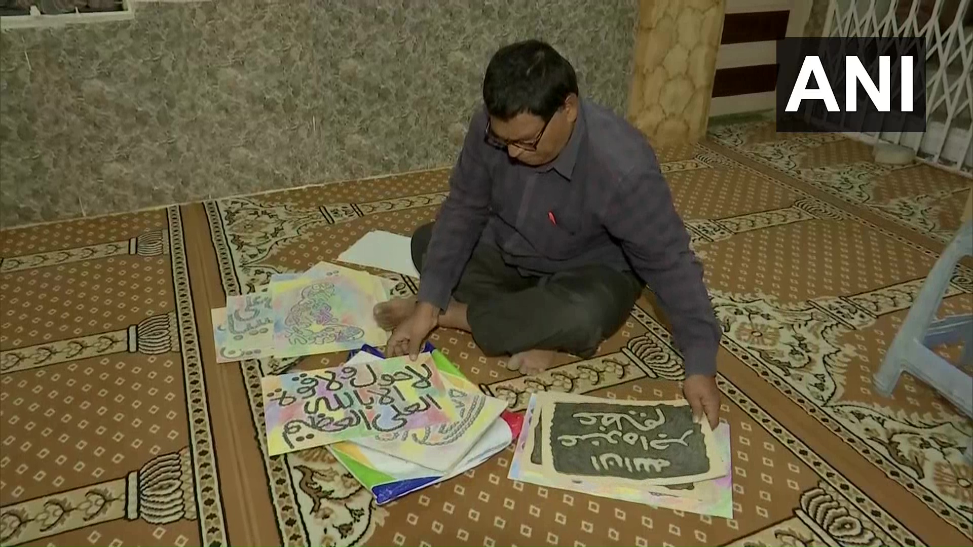  یک هندو آیات قرآن را بر روی دیوارهای مساجد خوشنویسی می کند 