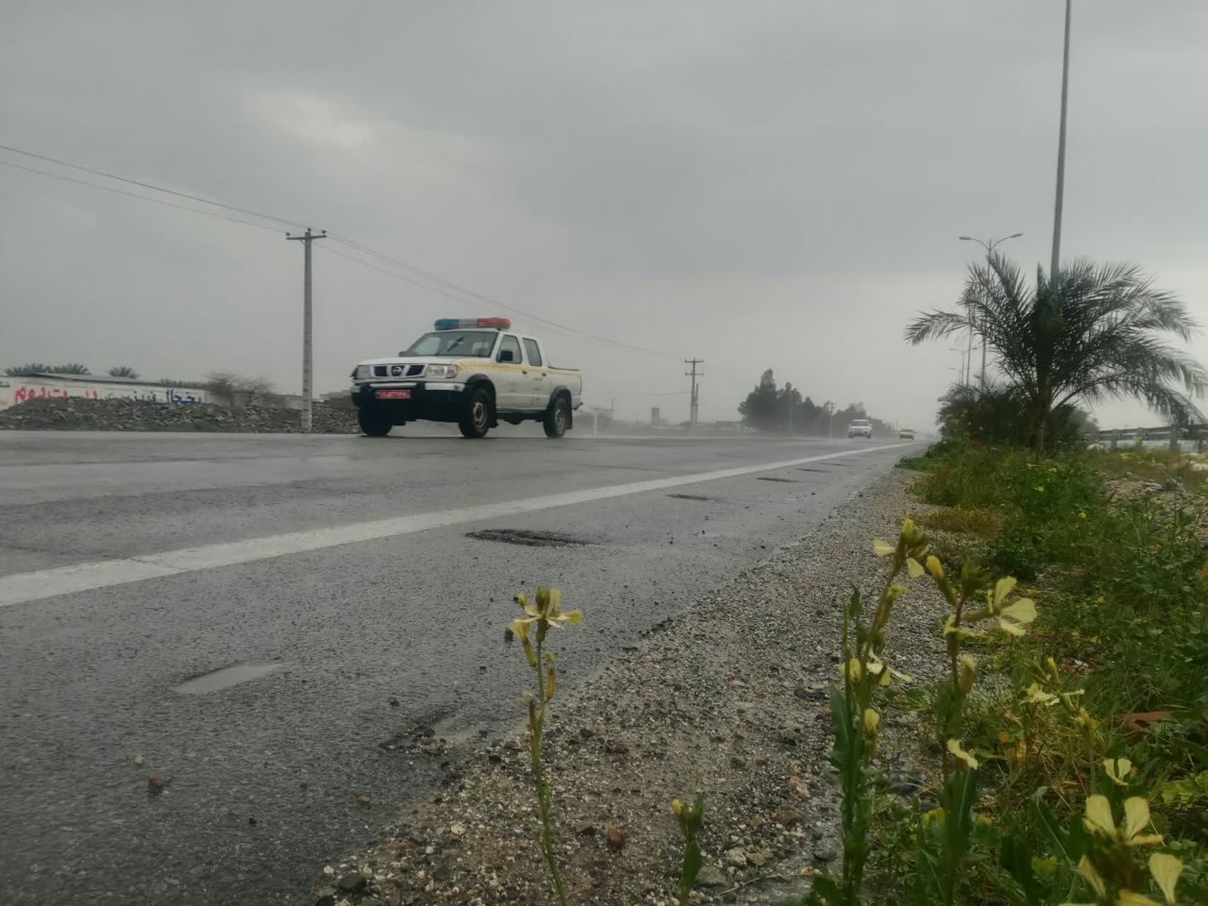 تردد در جاده های بارانی جنوب کرمان جریان دارد 