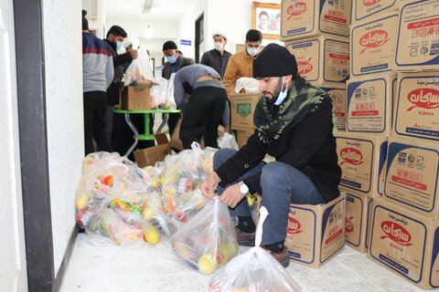          گزارش تصویری از تهیه ۱۵۰۰  بسته  معیشتی توسط طلاب  شیرازی در یاسوج