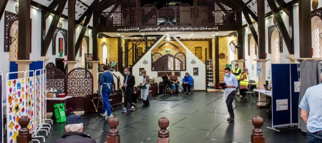 دعوت مسجد «بروملی» از افراد محلی برای تزریق واکسن کرونا 