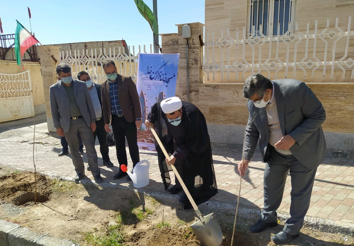 ۲ اصله نهال با یاد شهدا در ستاد کانون‌های مساجد خراسان جنوبی غرس شد