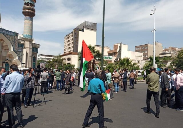 اهتزاز پرچم فلسطین در تجمع مردمی در تهران 