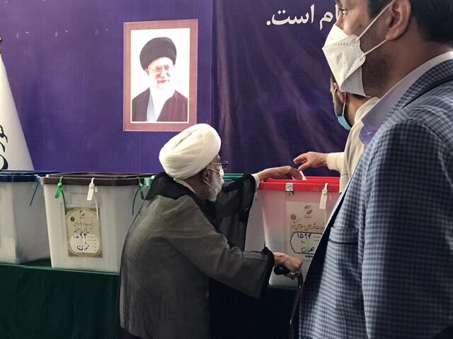 دبیر شورای نگهبان رای خود را به صندوق انداخت