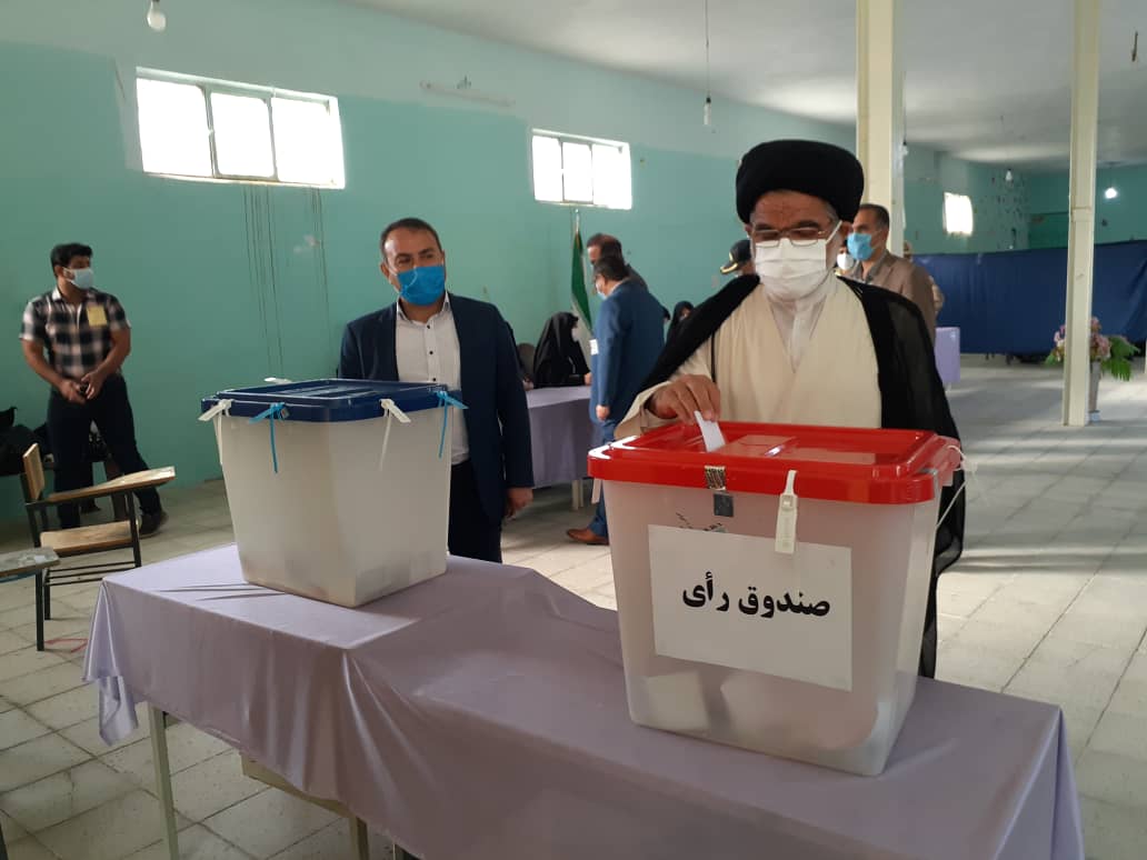 حضور پرشور مردم دهلران در پای صندوق های رای در اولین دقایق رای گیری ستودنی است 