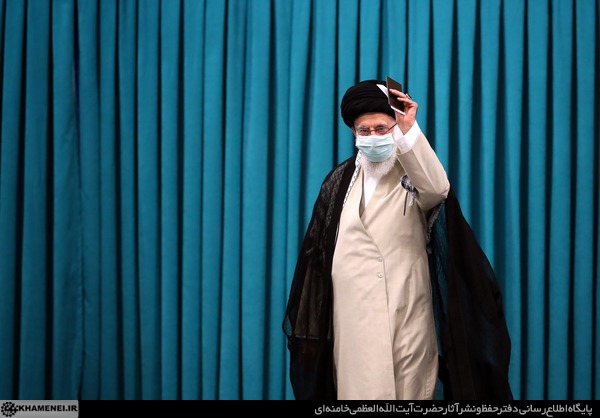 لحظه ورود رهبر انقلاب به حسینیه امام خمینی