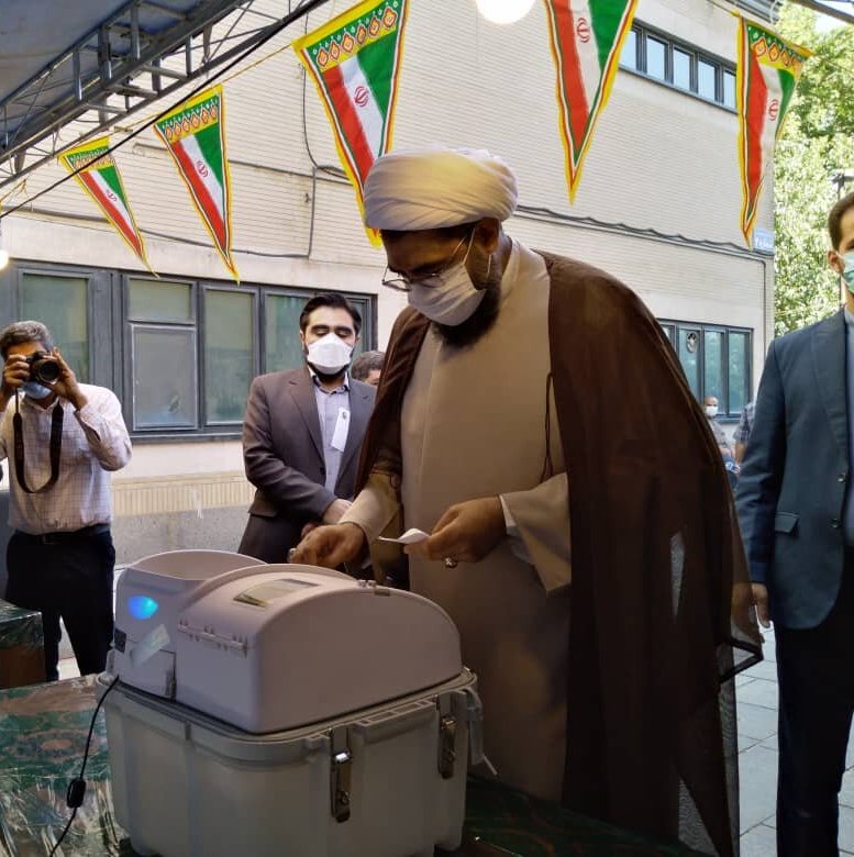 امام جمعه همدان رای خود را به صندوق انداخت