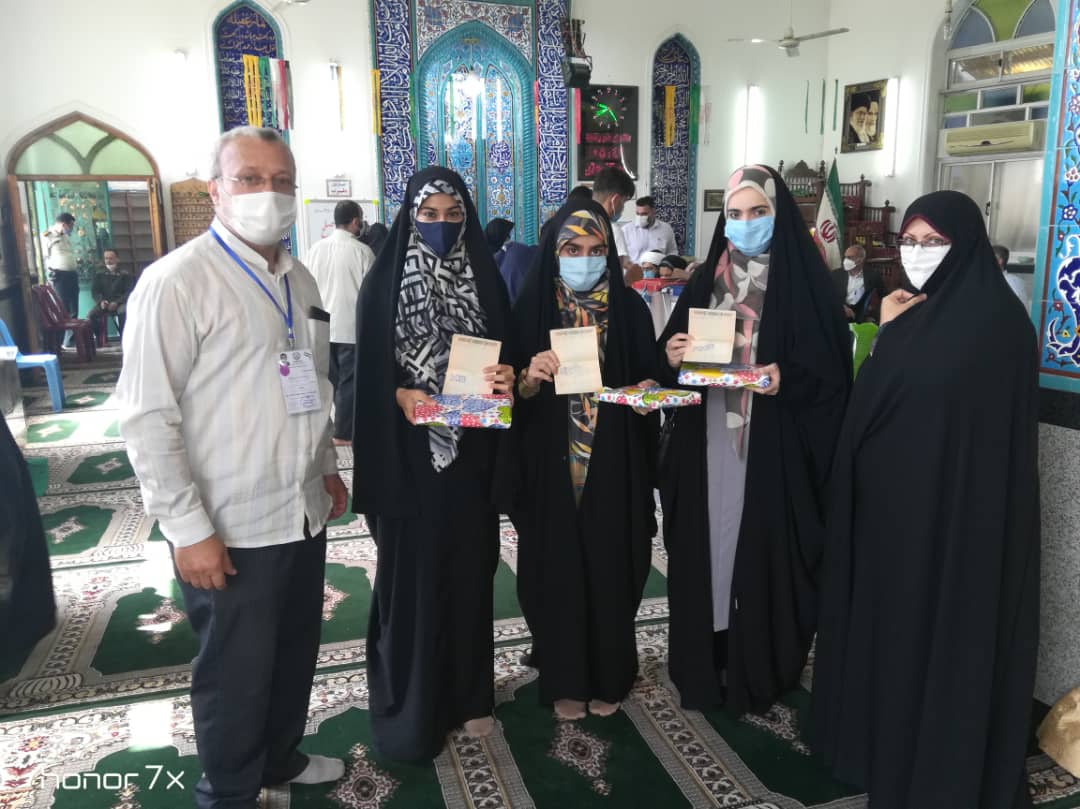 رای اولی‌های مسجدی کتاب هدیه می گیرند