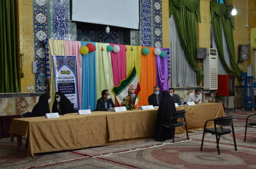 برپایی میز خدمت آموزش و پرورش ناحیه سه کرج در مسجد جامع رجایی شهر کرج