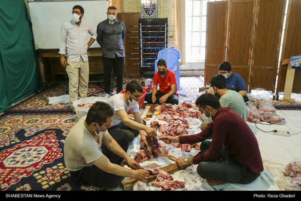 توزیع گوشت گرم ۵۵ گوسفند قربانی با حمایت بنیاد «مهدی موعود (عج)» فارس