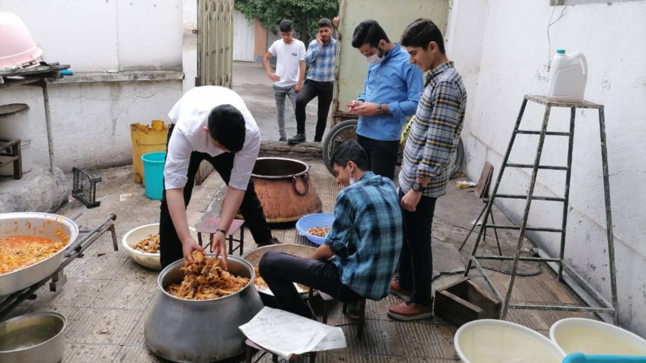 فیلم/ توزیع ۹ هزار پرس غذای گرم توسط اتحادیه انجمن های اسلامی دانش آموزان گلستان  