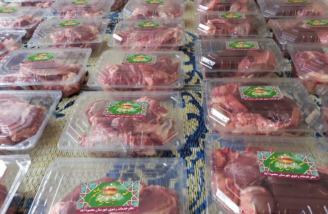 توزیع ۱۳۰ بسته گوشت نذری به همت خواهران بسیجی میان افراد کم بضاعت 