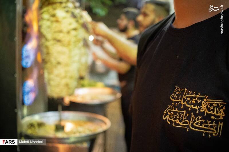 طبخ و توزیع ۱۲ هزار پرس نذری در طرح «اطعام حسینی» یک هیئت در آران و بیدگل