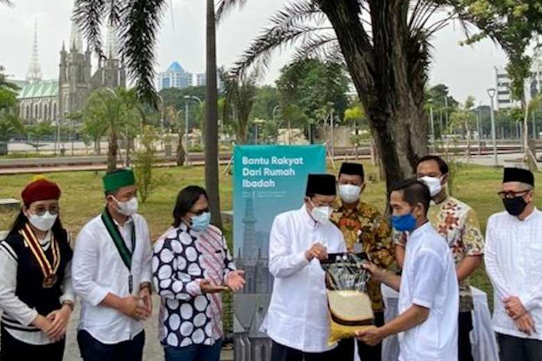 همکاری مسجد و کلیسا برای تامین داروی بیماران کرونایی در اندونزی 