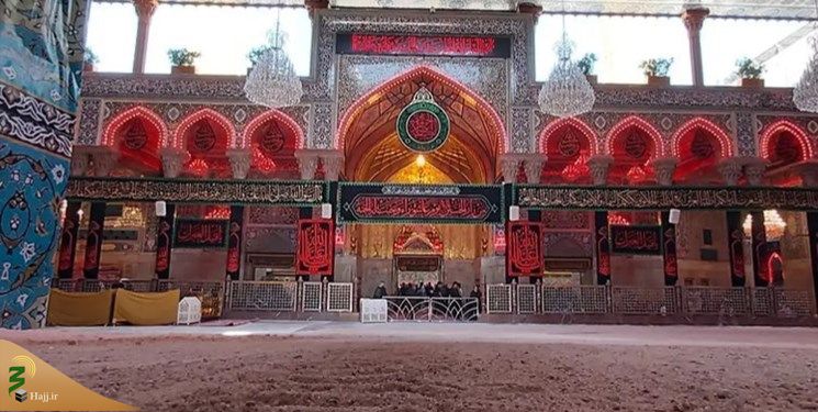 تمیز کردن حرم امام حسین (ع) پس از برپایی عزاداری روز سیزدهم محرم  