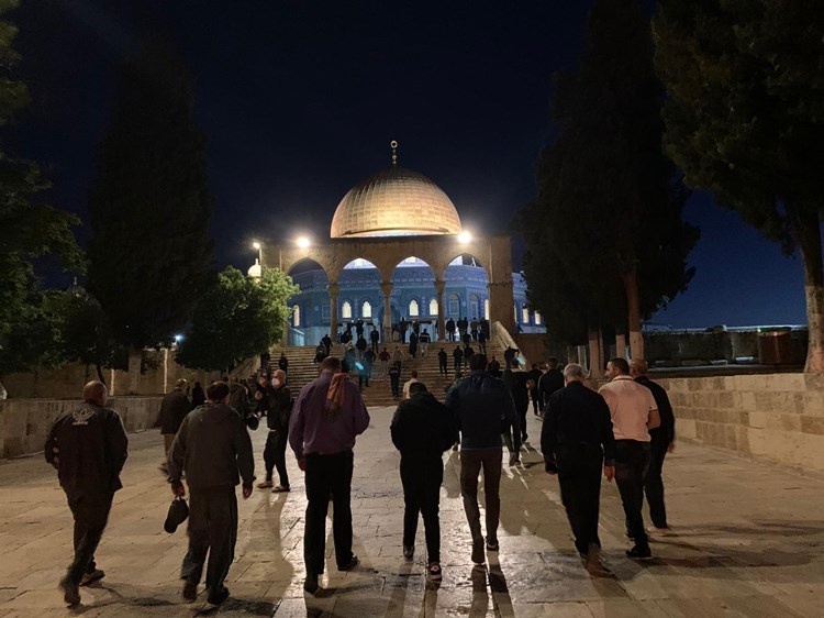 اقامه نماز صبح جمعه ده ها نفر از اهالی قدس در مسجدالاقصی