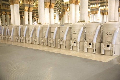 توزیع روزانه ۳۰ هزار بطری آب زمزم میان نمازگزاران در مسجدالنبی(ص)