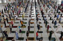 استفاده از ظرفیت کامل مساجد برای نمازگزاران واکسینه شده در «پنانگ» مالزی 