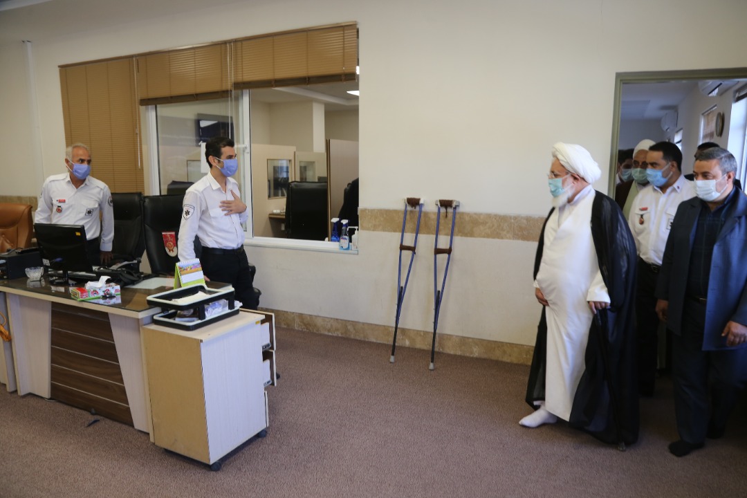امام جمعه یزد سرزده از بخش‌های مختلف مرکز فوریت‌های پزشکی یزد بازدید کرد  