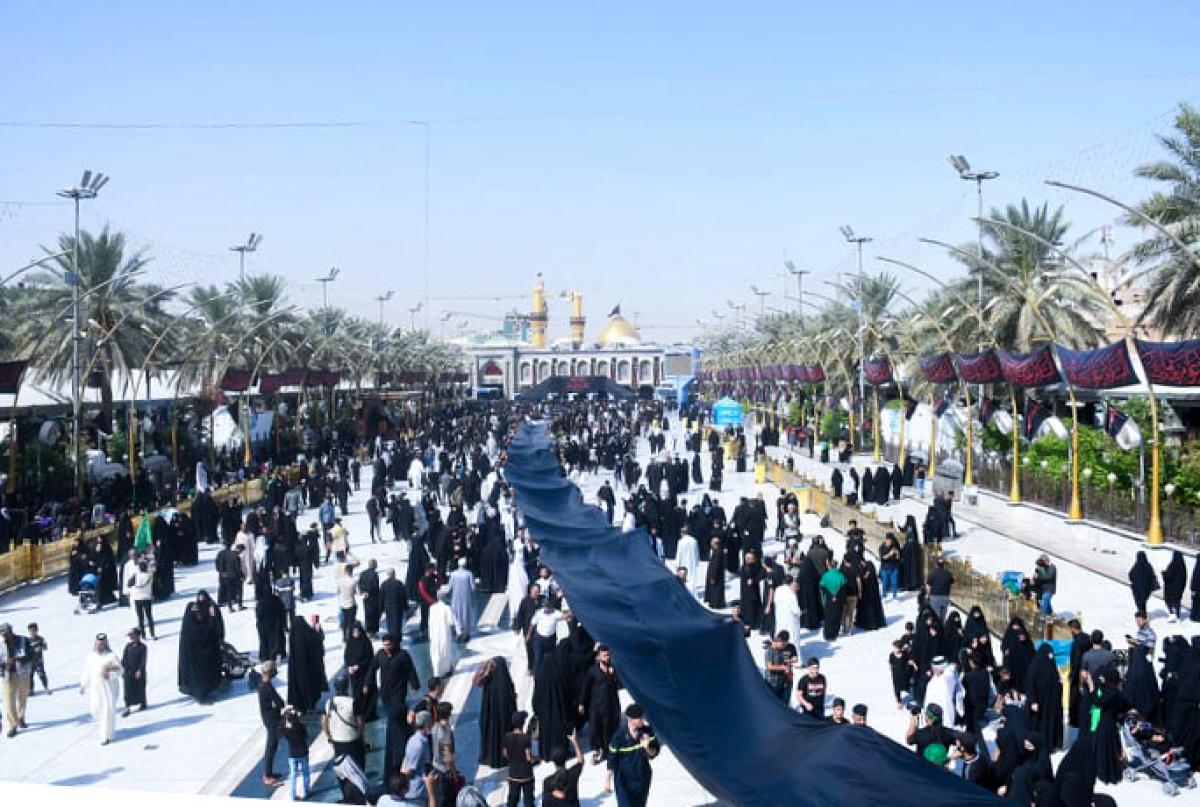 ورود طولانی ترین پرچم عزای حسینی در جهان به آستان های مقدس حسینی و عباسی(ع)+عکس