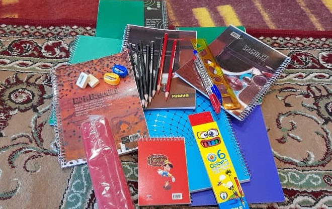 اهدا ۱۵۰ بسته لوازم التحریر در قالب کمک‌های مومنانه بین دانش آموزان نیازمندان