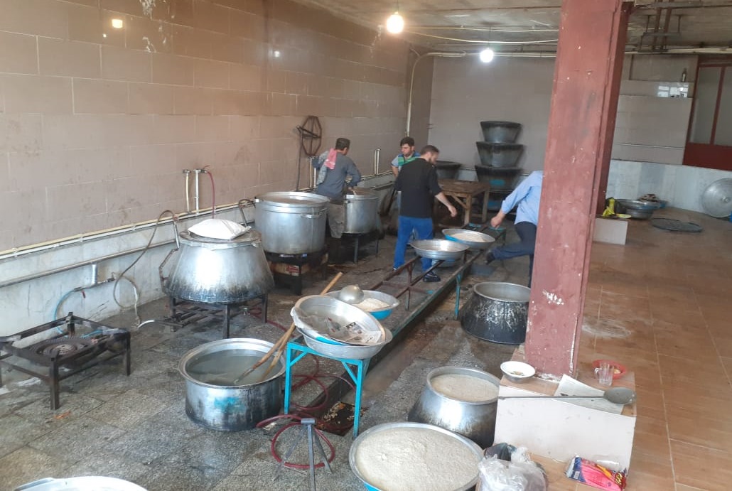 ۱۰۰۰ پرس غذای گرم همزمان با اربعین حسینی در شهر نیر توزیع شد  