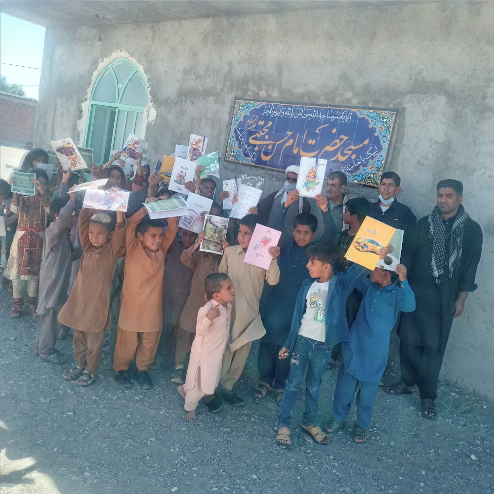 اهدای لوازم التحریر کار خیر بچه مسجدی ها به نیابت از امام زمان (عج) 