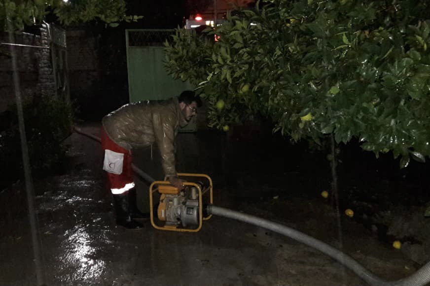 آماده باش نیروهای عملیاتی هلال احمر در پی بارندگی شدید گلستان