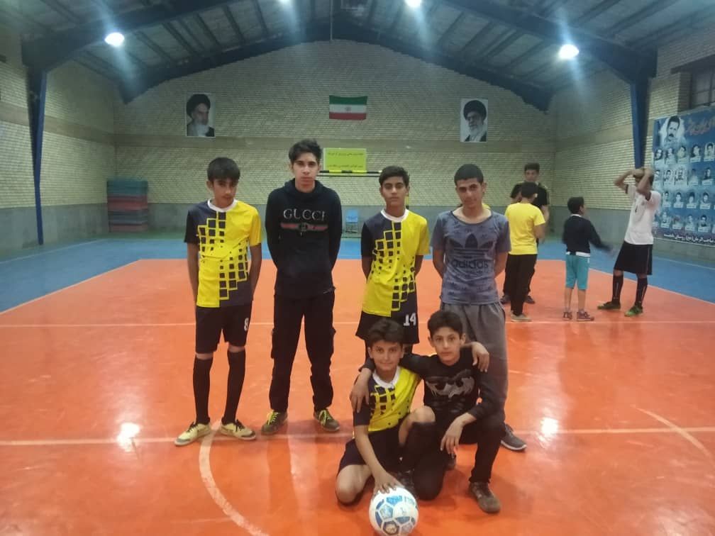 برگزاری مسابقه فوتسال نوجوانان عضو کانون مهرپویان به مناسبت هفته تربیت بدنی  