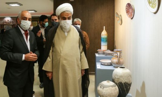 بازدید نماینده ولی فقیه در استان قزوین از نمایشگاه سفال و سرامیک