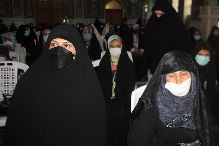 قاب شکوه مادری در دستان مادر و همسر شهيد «مرتضي زرهرن»