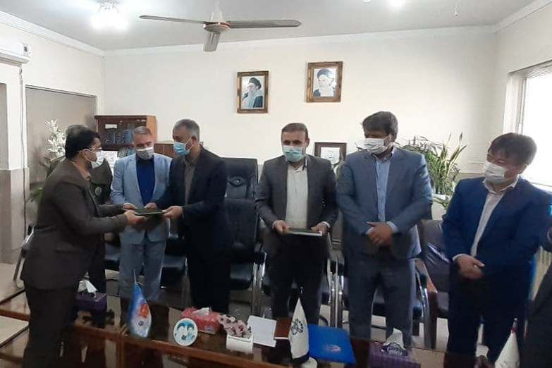 صدور و تحویل اولین سند مالکیت اراضی در راستای اجرای قانون جهش تولید مسکن در شهرستان گنبد