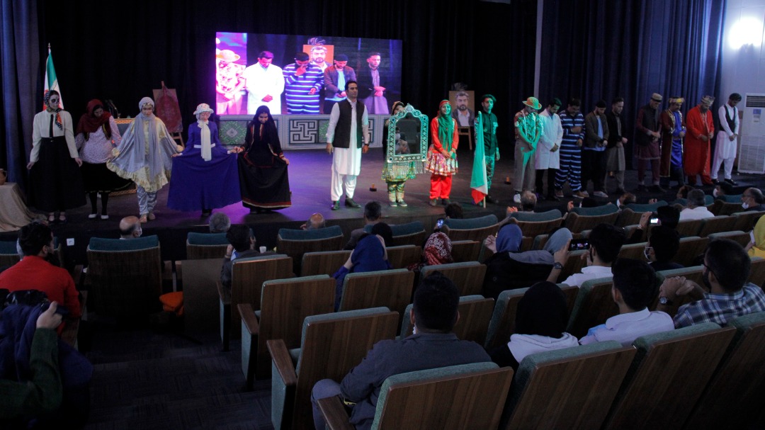 درخشش هنرمندان تئاتر سراوان در دومین جشنواره  استانی نمایش خیابانی نخل و هامون 