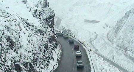 مسیر جاده کرج به چالوس لغزنده است/ رانندگان زنجیر چرخ به همراه داشته باشند