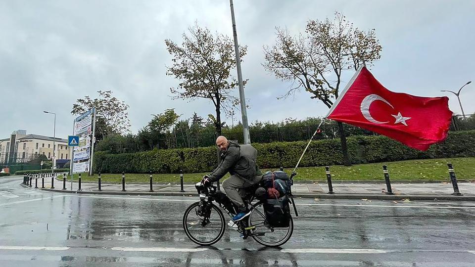 سفر دوچرخه سوار ترکیه ای  برای آگاه کردن جهان از آفت های نژادپرستی 