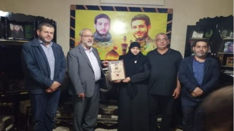 دیدار هیئتی از حزب الله با خانواده های شهدا در «صیدا»