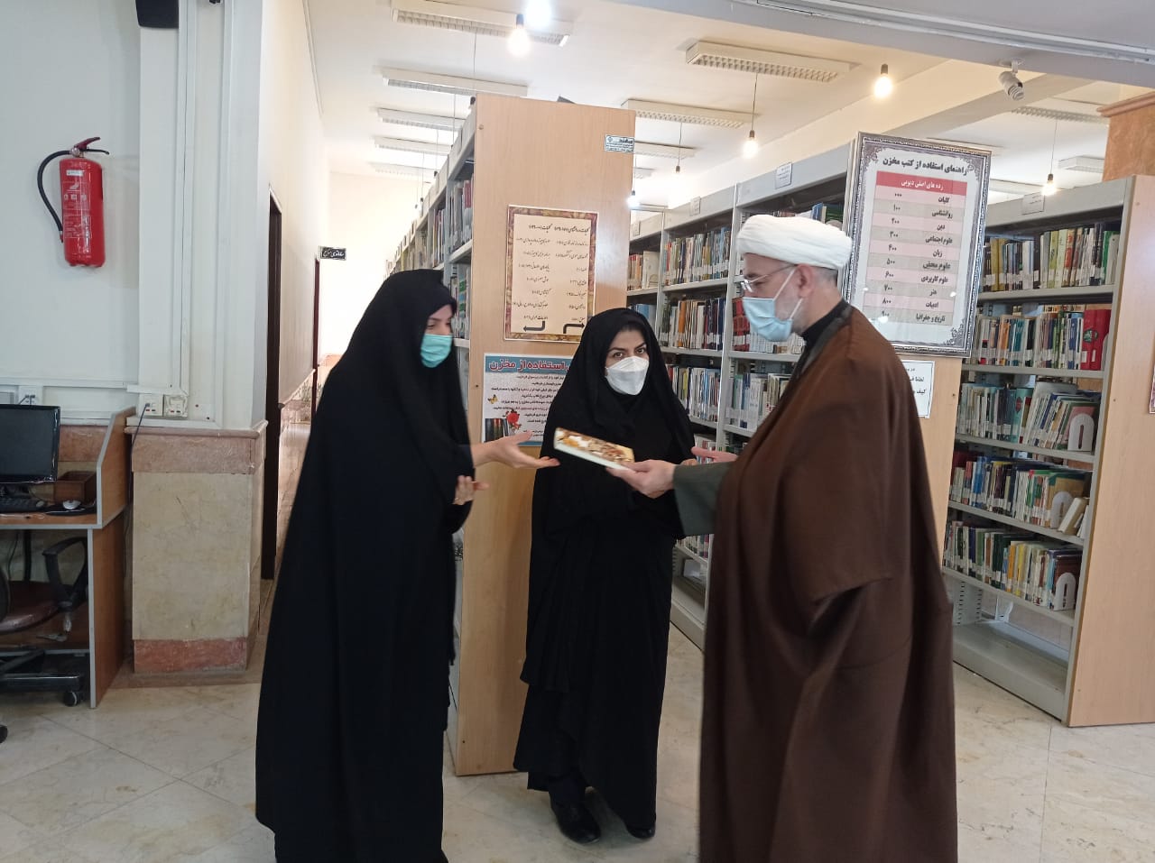 اهدای کتاب به کتابداران توسط مدیر ستاد هماهنگی کانون های مساجد یزد  
