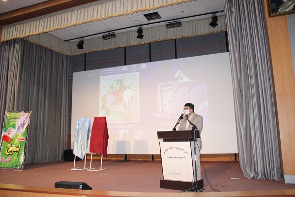 رونمایی از تقریظ مقام معظم رهبری بر کتاب «تنها گریه نکن» در شهرکرد برگزار شد