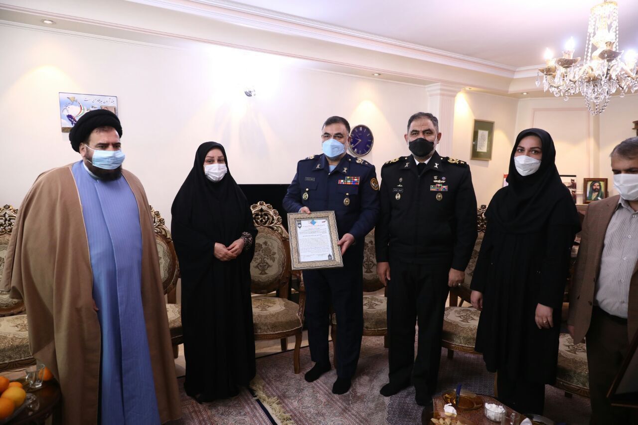 فرماندهان ارتش با خانواده شهید جاویدالاثر «شریفی» دیدار کردند