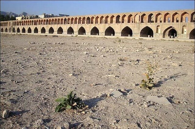 عبور از بحران با کاهش مصارف آب و افزایش بهره‌وری با تأکید بر حوضه آبریز زاینده‌رود 