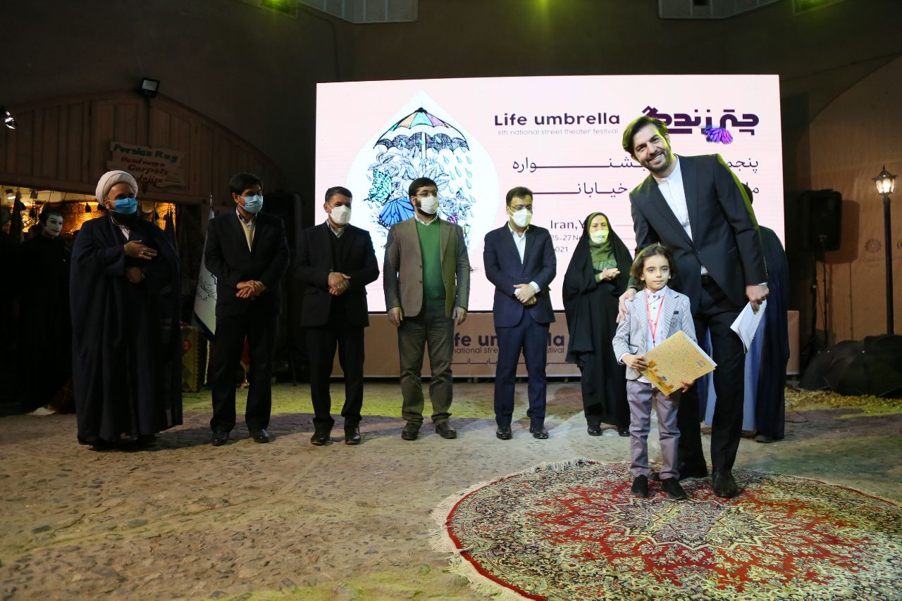 برترین‌های پنجمین جشنواره تئاتر خیابانی «چتر زندگی» در یزد معرفی شدند  